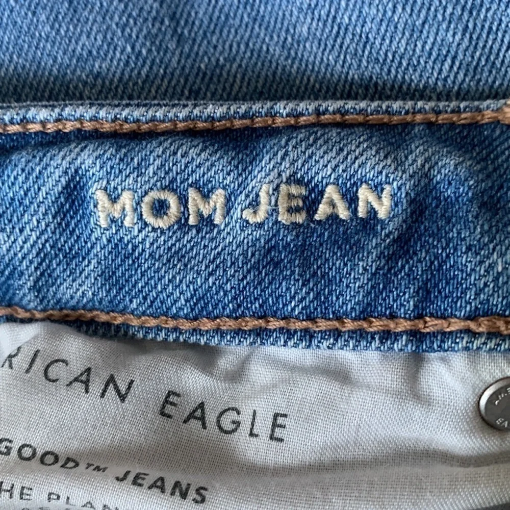 American Eagle "Mom Jean" Blue Jeans Size 4 Long #410 - Picture 6 of 12